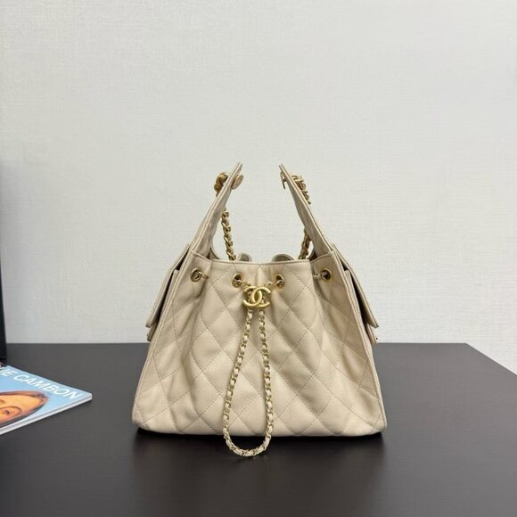 Classic CHANEL Bag: A Stylish and Versatile Choice for Elegance - Picture 1 of 10
